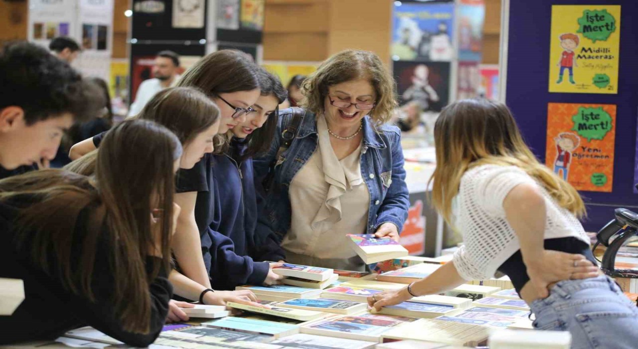 Kepez Kitap Fuarına kitapseverlerin ilgisi sürüyor