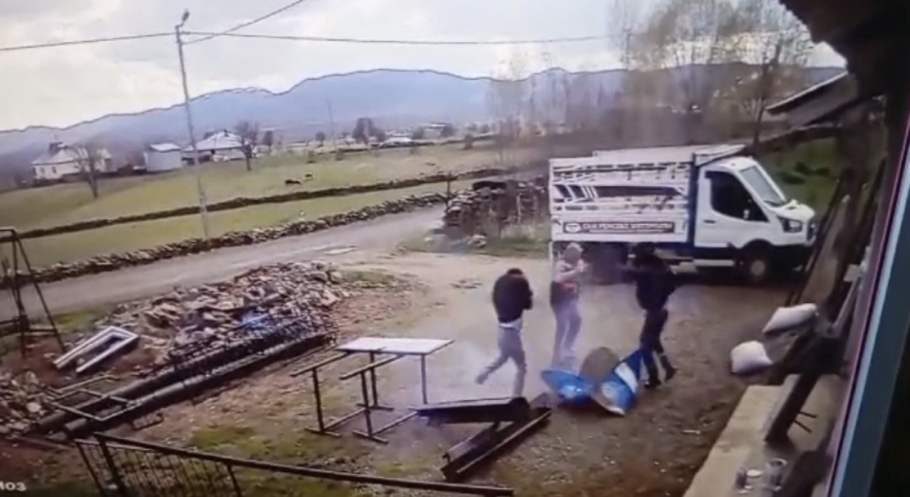 Kesmek istedikleri varil patlayınca neye uğradıklarını şaşırdılar: Patlama anı kamerada