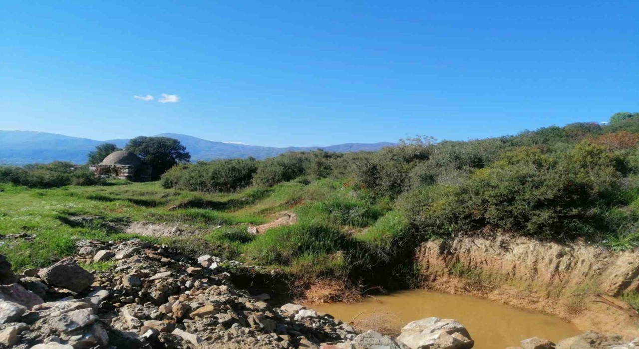 Kirazda, Kara Halil Bey türbesi ve mezarlıkta tahrip ediliyor
