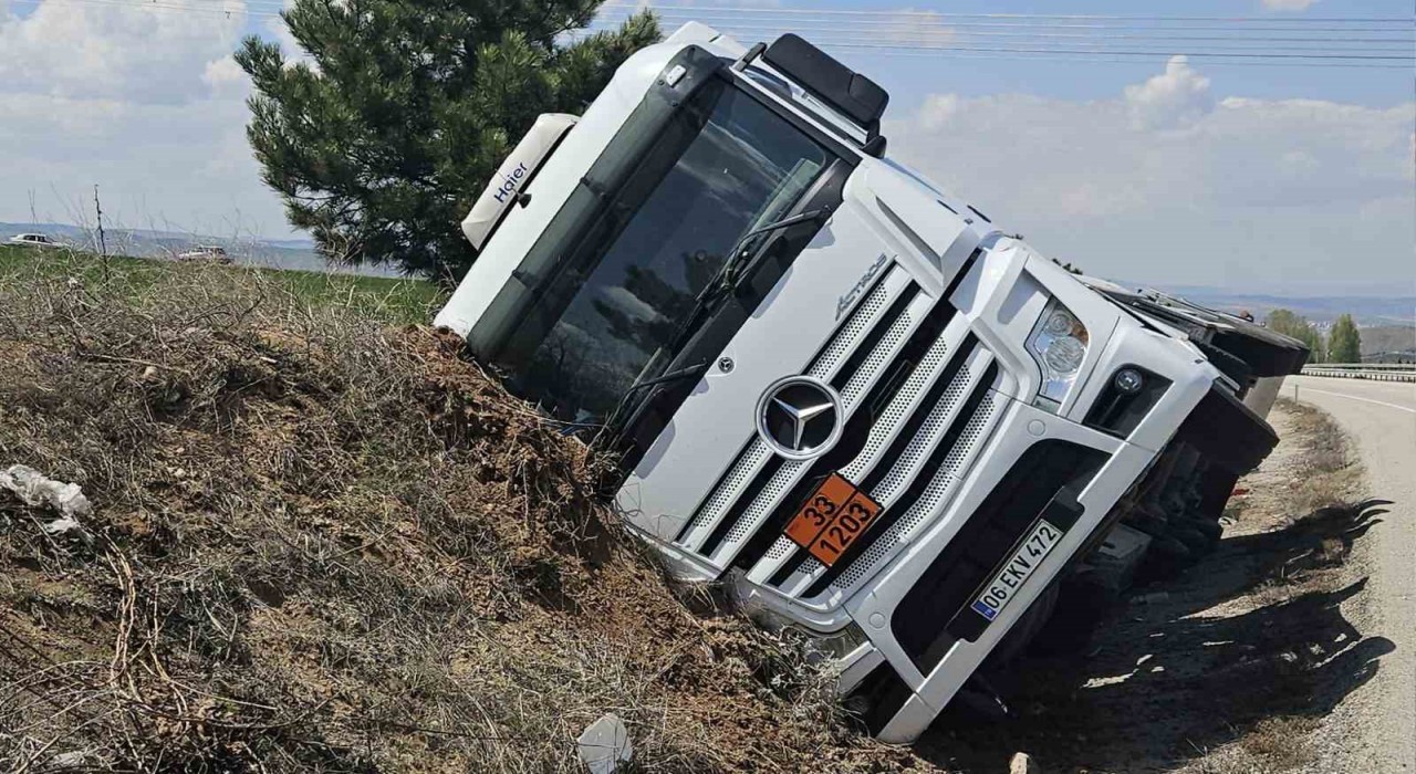 Kırıkkalede akaryakıt yüklü tanker şarampole devrildi