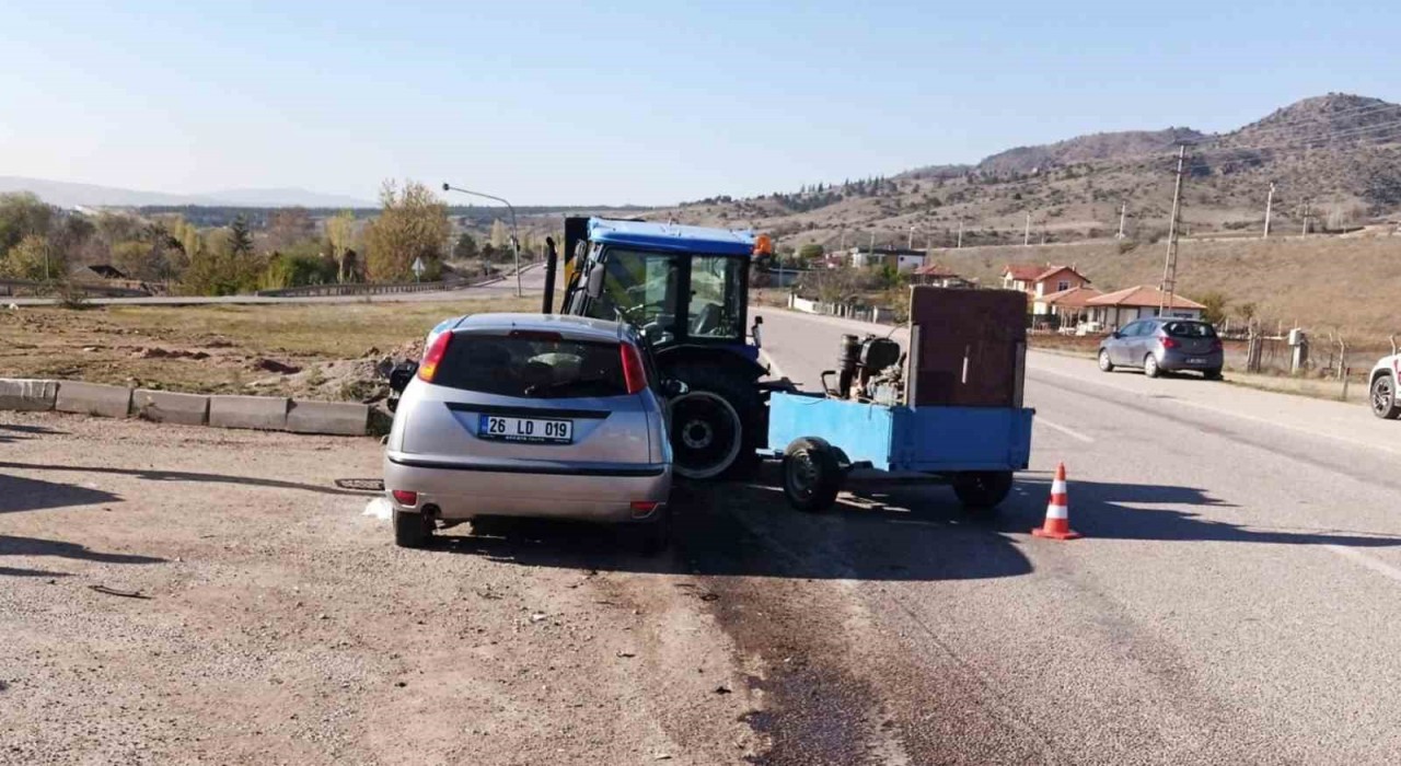 Kırıkkalede otomobil ile traktör çarpıştı: 3 jandarma yaralı