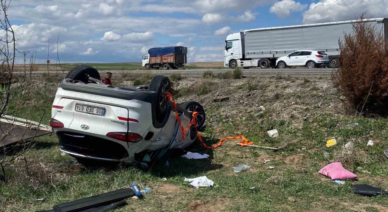 Kırıkkalede takla atan otomobil şarampole devrildi: 4 yaralı