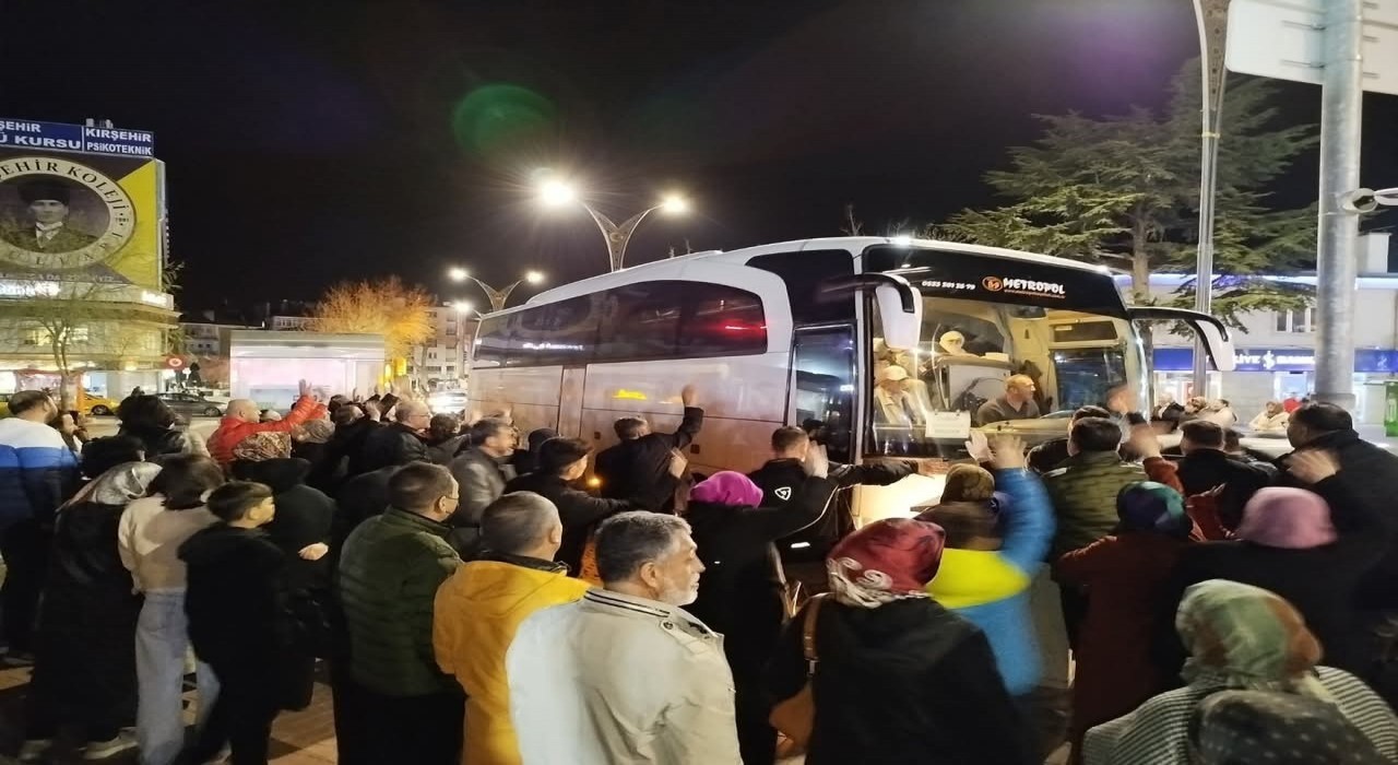 Kırşehirde 32 kişilik umre kafilesi uğurlandı