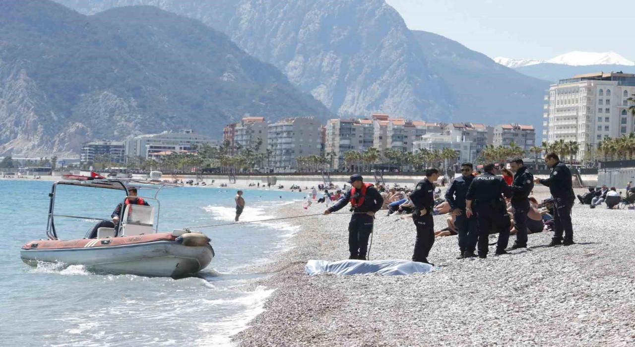 Kıyafetleriyle denize giren şahıs hayatını kaybetti