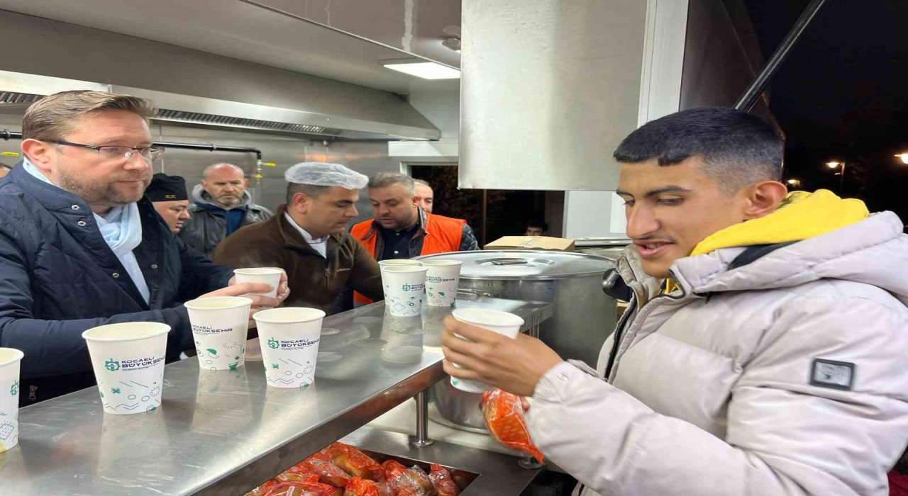 Kocaeli Büyükşehir Belediyesi Hızır 41 ekipleri Küçükçekmecedeki vatandaşlara çorba dağıttı
