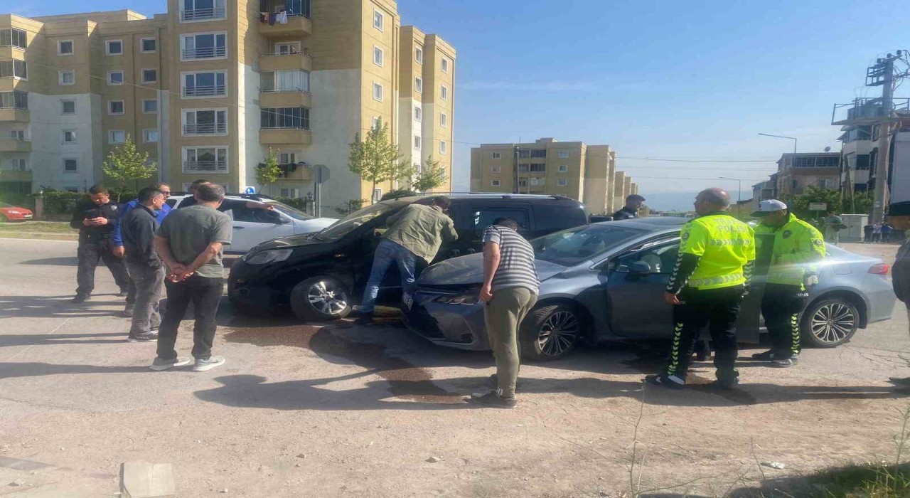 Kocaelide 3 araçlı zincirleme kaza: 3 yaralı