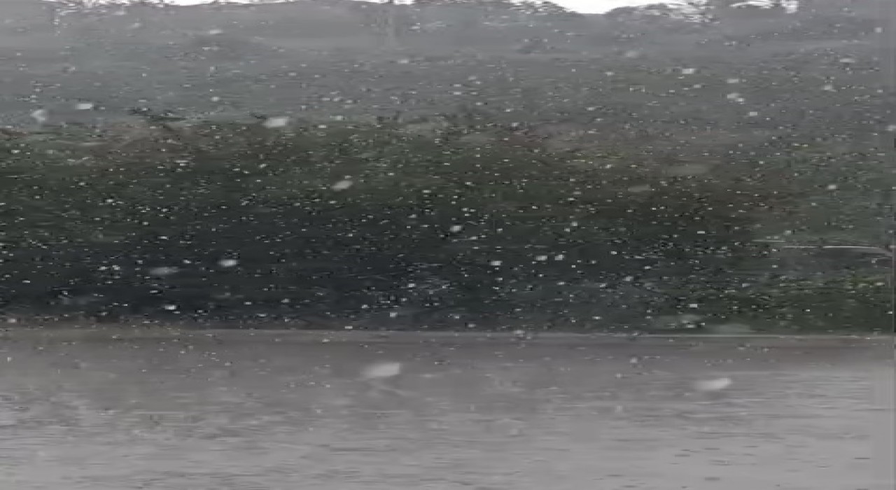 Kocaelide aniden bastıran dolu sürücülere zor anlar yaşattı
