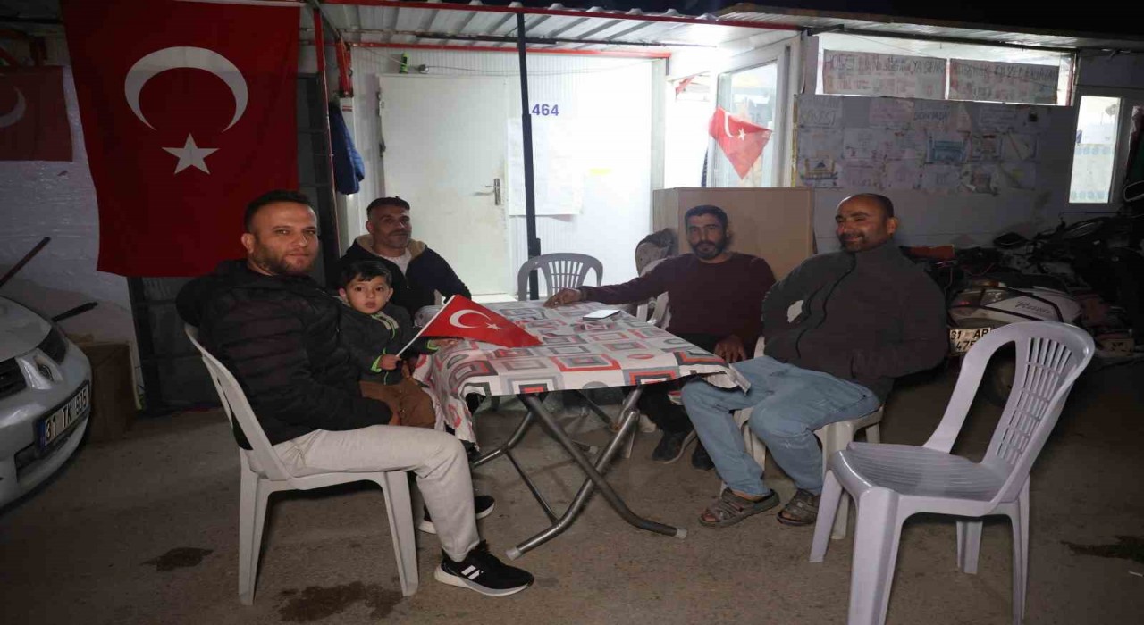 Konteyner kente kavga ihbarına gelen polisler pasta ve bayraklarla karşılandı