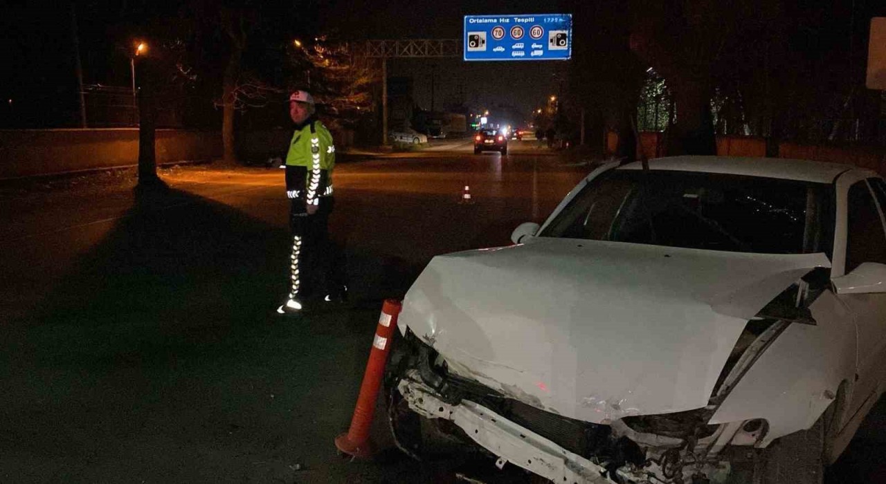 Kontrolden çıkan otomobil beton duvara çarptı: 1 yaralı