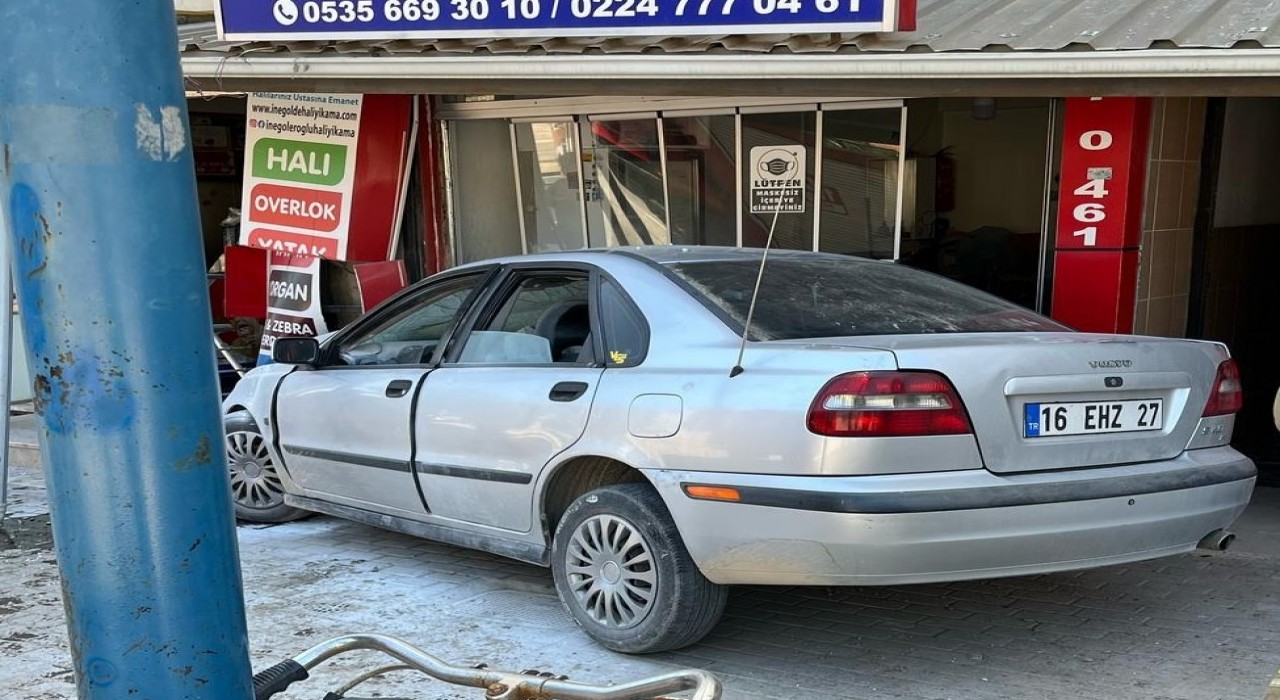 Kontrolden çıkan otomobil iş yerine daldı