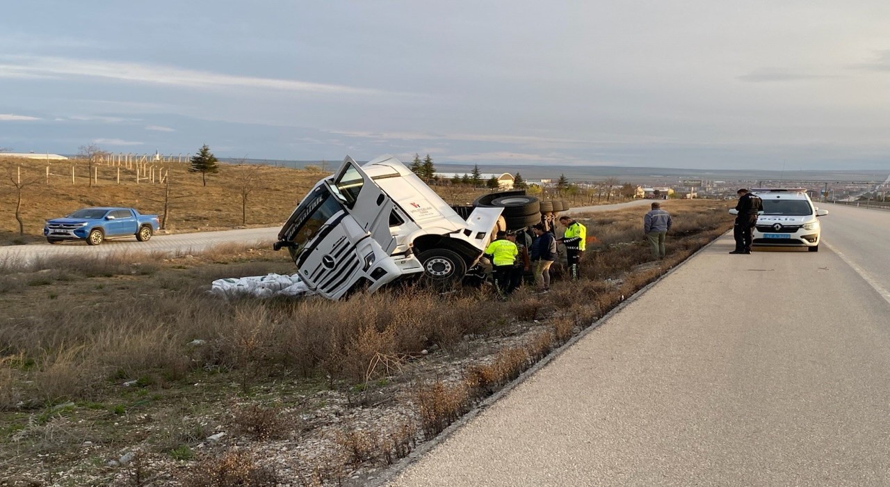 Konyada gübre yüklü tır şarampole devrildi
