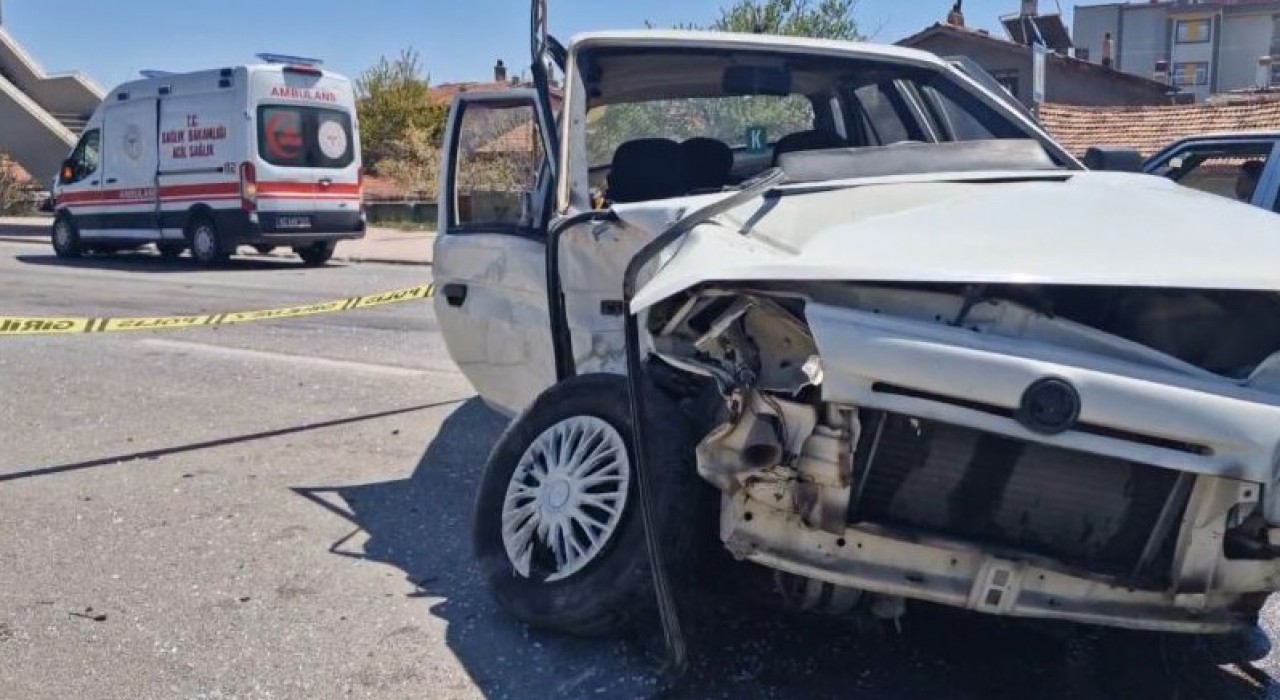 Konyada hasta taşıyan ambulans ile otomobil çarpıştı: 2 yaralı