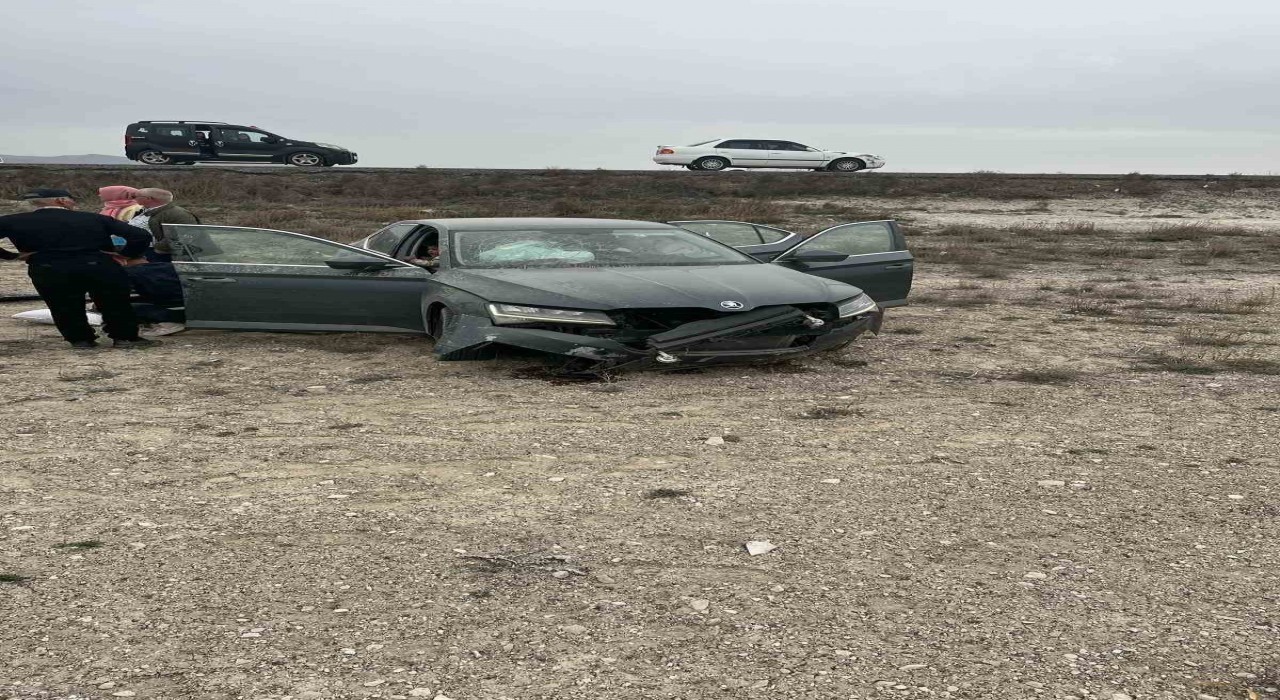 Konyada yoldan çıkan otomobil boş araziye inerek durabildi: 3ü çocuk 5 yaralı