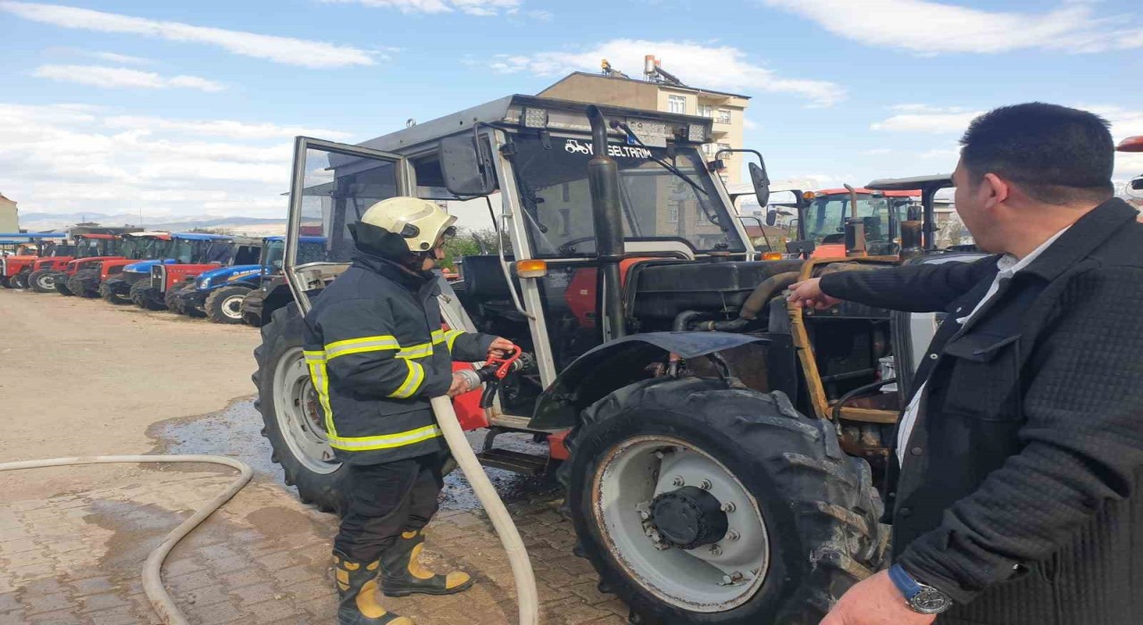 Kovancılarda seyir halindeki traktör alev aldı