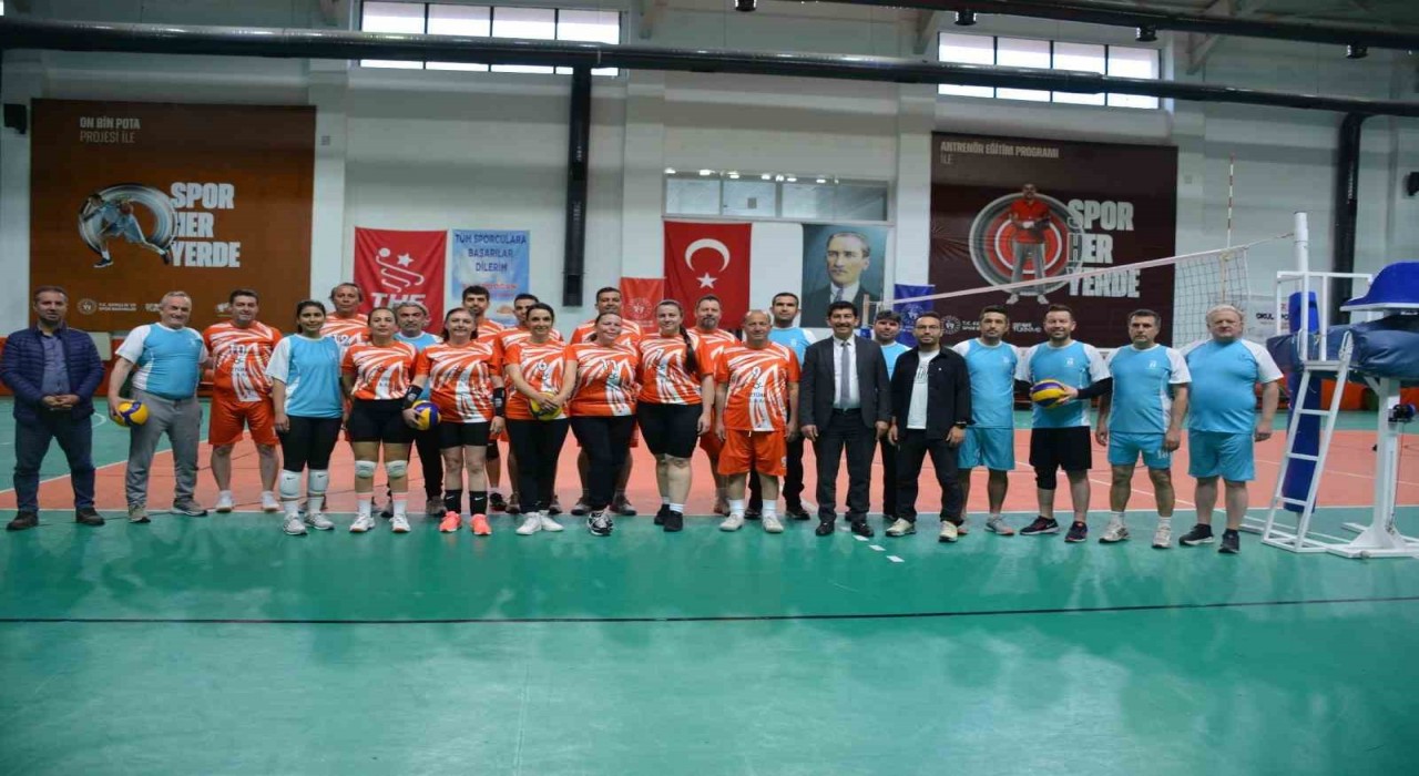 Köyceğizde maarifin yöneticileri voleybol sporunda buluştu