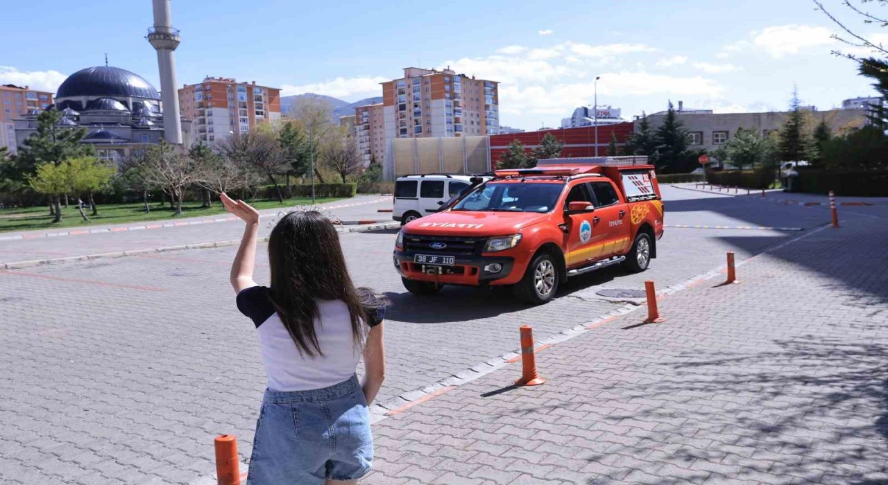 Küçük Aleynaya doğum gününde itfaiye ekiplerinden sürpriz