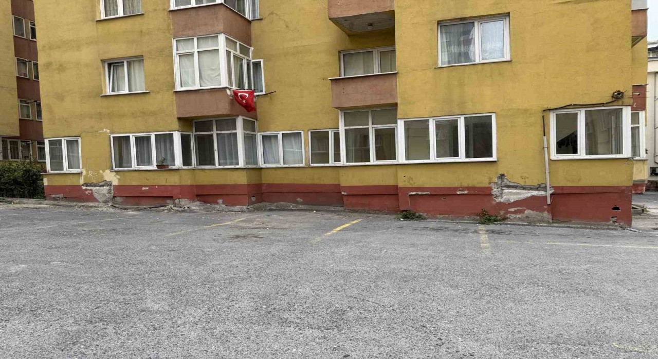Küçükçekmecede bulunan bir sitenin 6.2lik deprem sonrası görüntüsü korkuttu