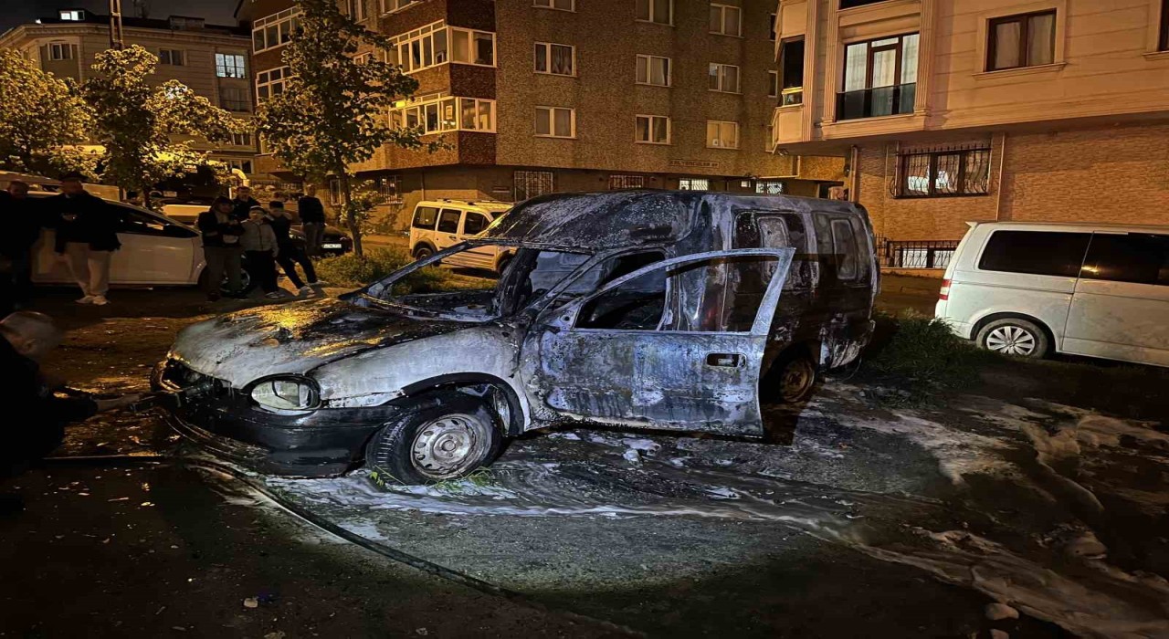 Küçükçekmecede park halindeki araç alev alev yandı