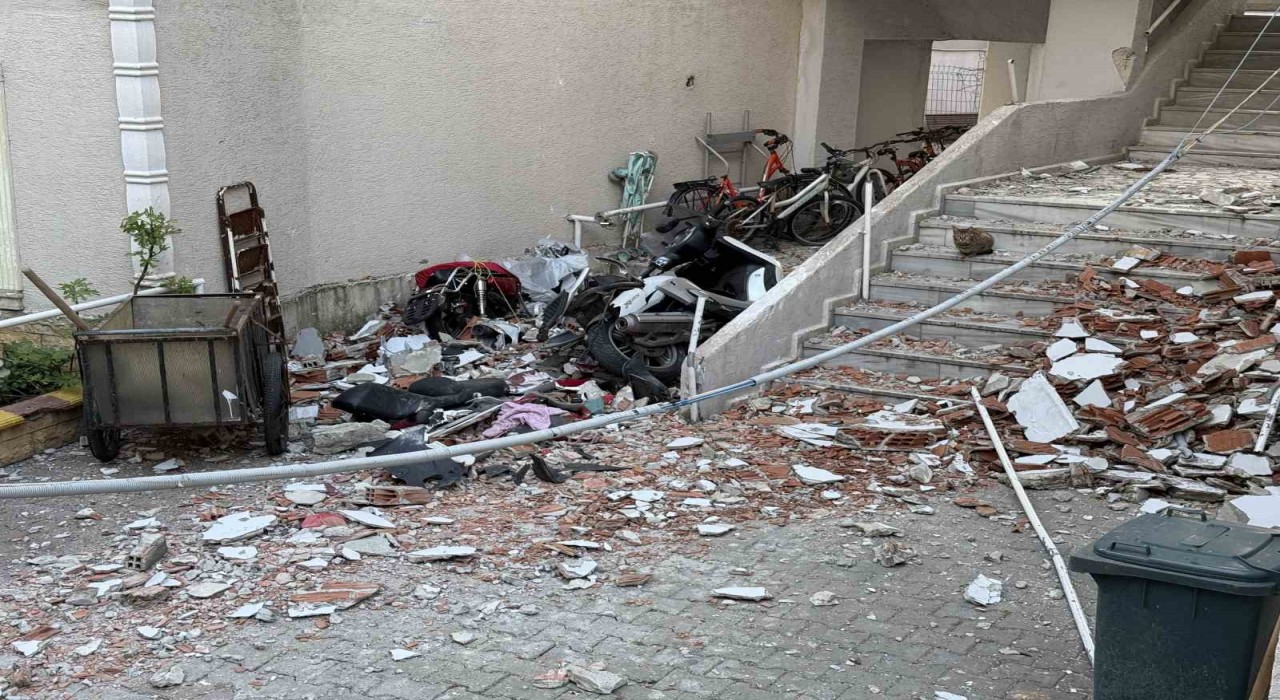 Kumburgazda bina duvarlarının yıkılma anı kamerada