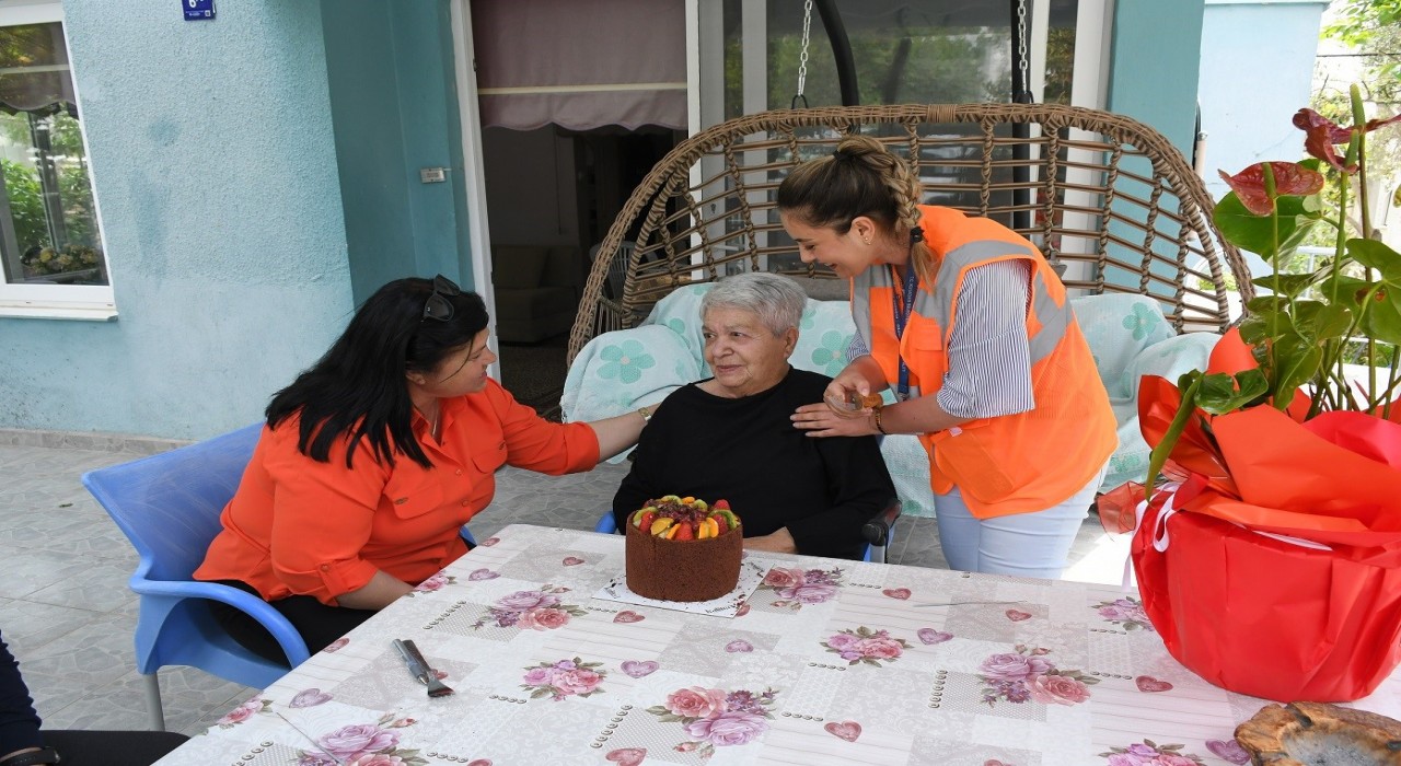 Kuşadası Belediyesinden yaşlı çınara sürpriz doğum günü kutlaması