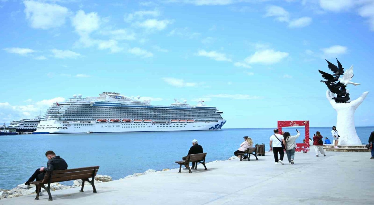 Kuşadasına ilk seferini yapan kruvaziyer 3 bin 560 turist getirdi