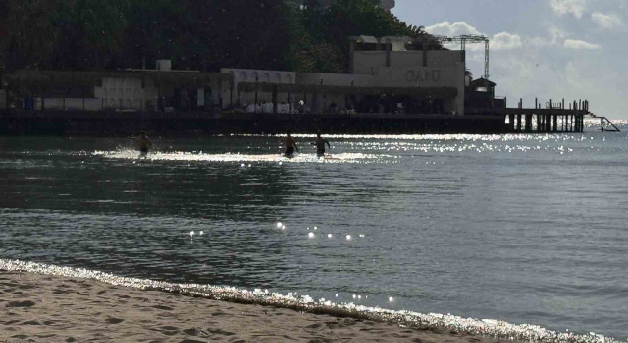 Kuşadasında yağmurlu havada deniz keyfi yaptılar