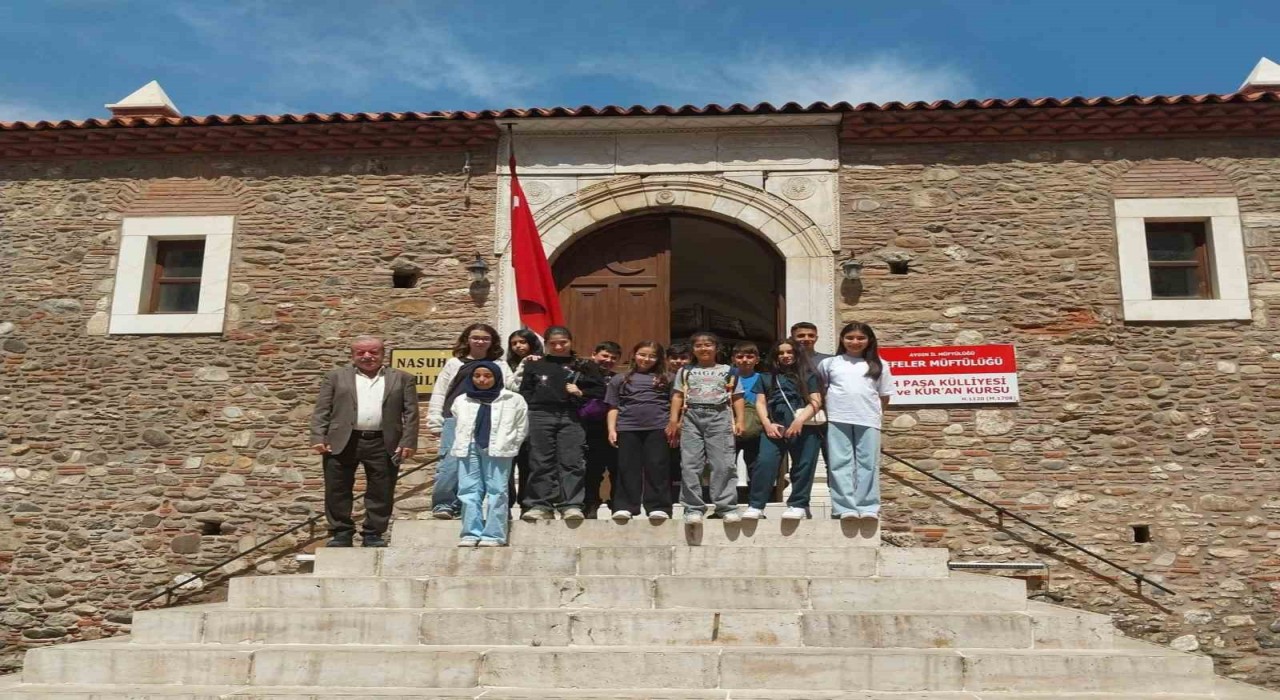 Kuşadasından gelen öğrenciler Nasuh Paşa Külliyesinde tarihi yolculuk yaptı