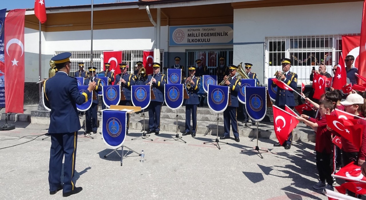 Kütahya Hava Eğitim Komutanlığı Bandosundan Tavşanlıda 23 Nisan coşkusu