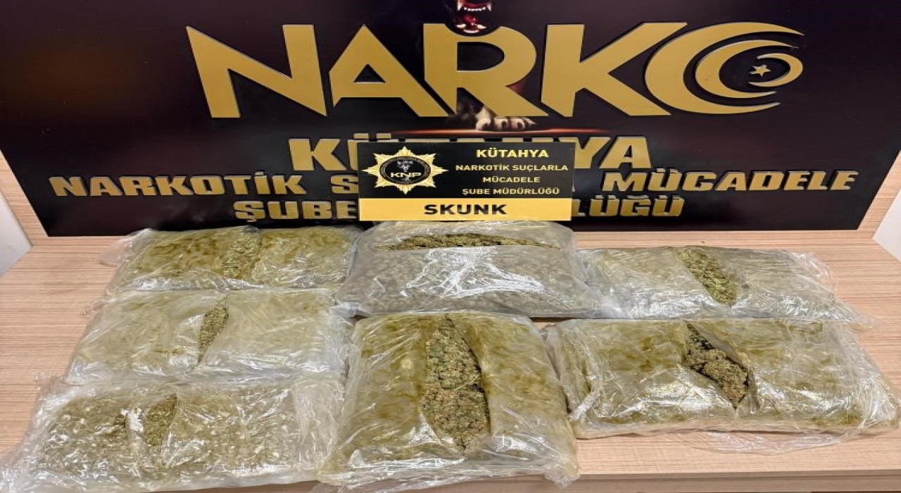 Kütahyada aracında 3 kilo uyuşturucu ele geçirilen şüpheli tutuklandı