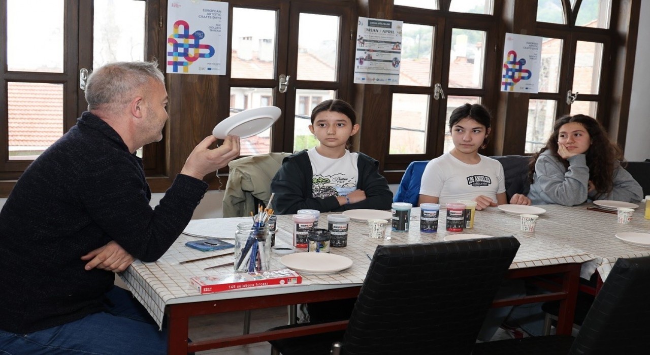 Kütahyada çocuklar sanatla buluşuyor