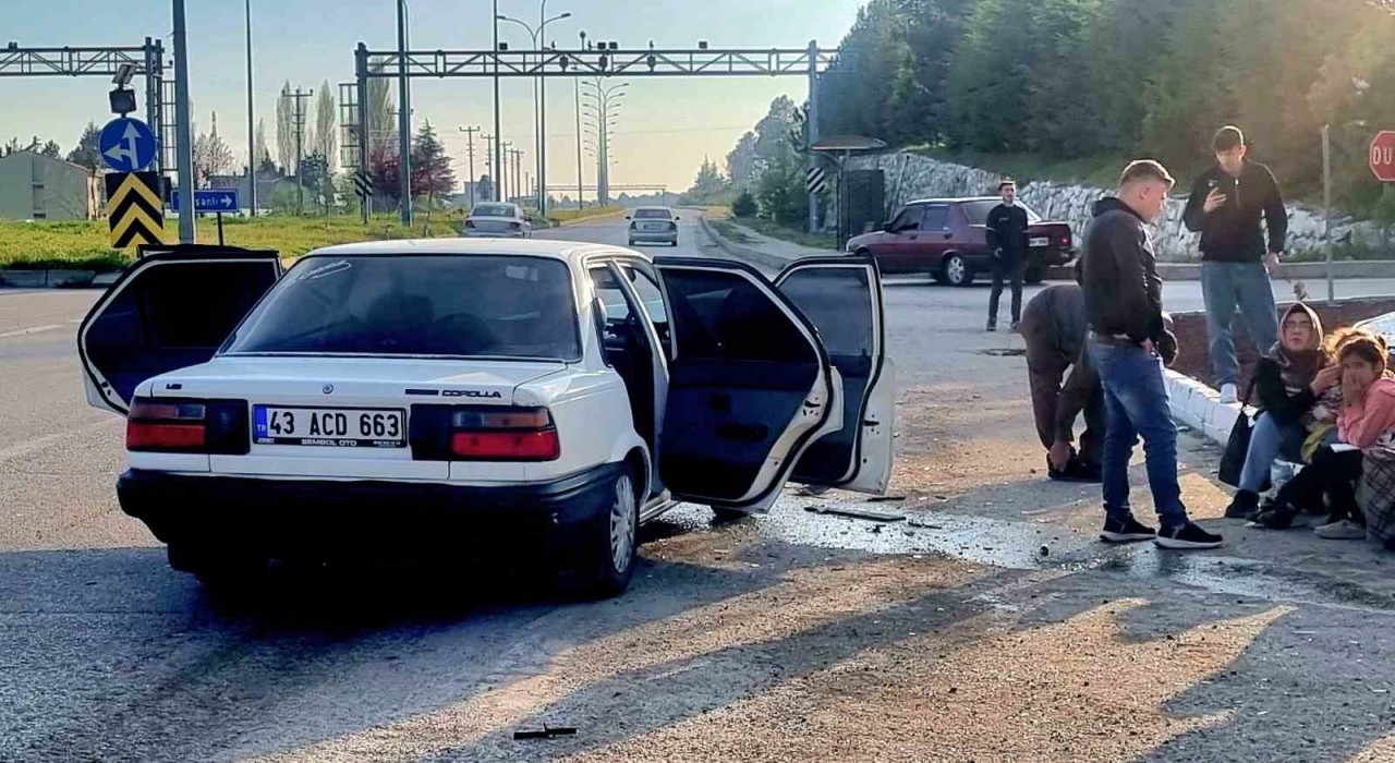 Kütahyada iki otomobil çarpıştı: 7 yaralı