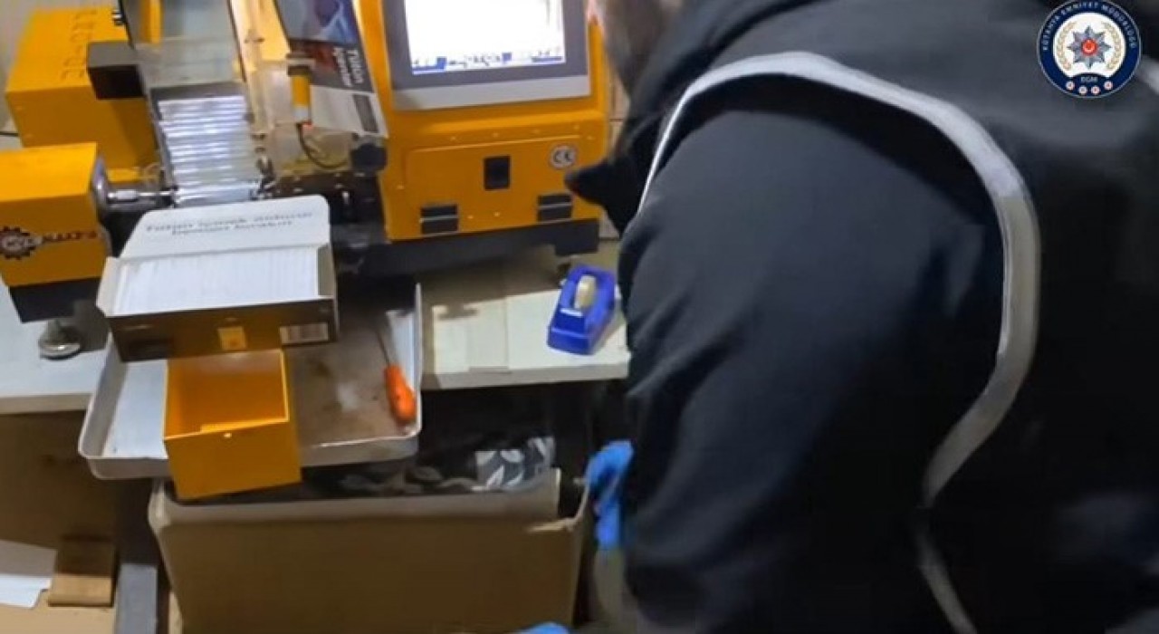 Kütahyada kaçak makaron ve fişek ele geçirildi, 1 şüpheli tutuklandı