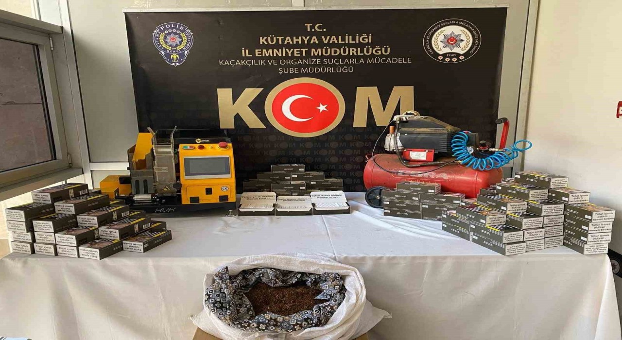 Kütahyada kaçak makaron ve fişek ele geçirildi