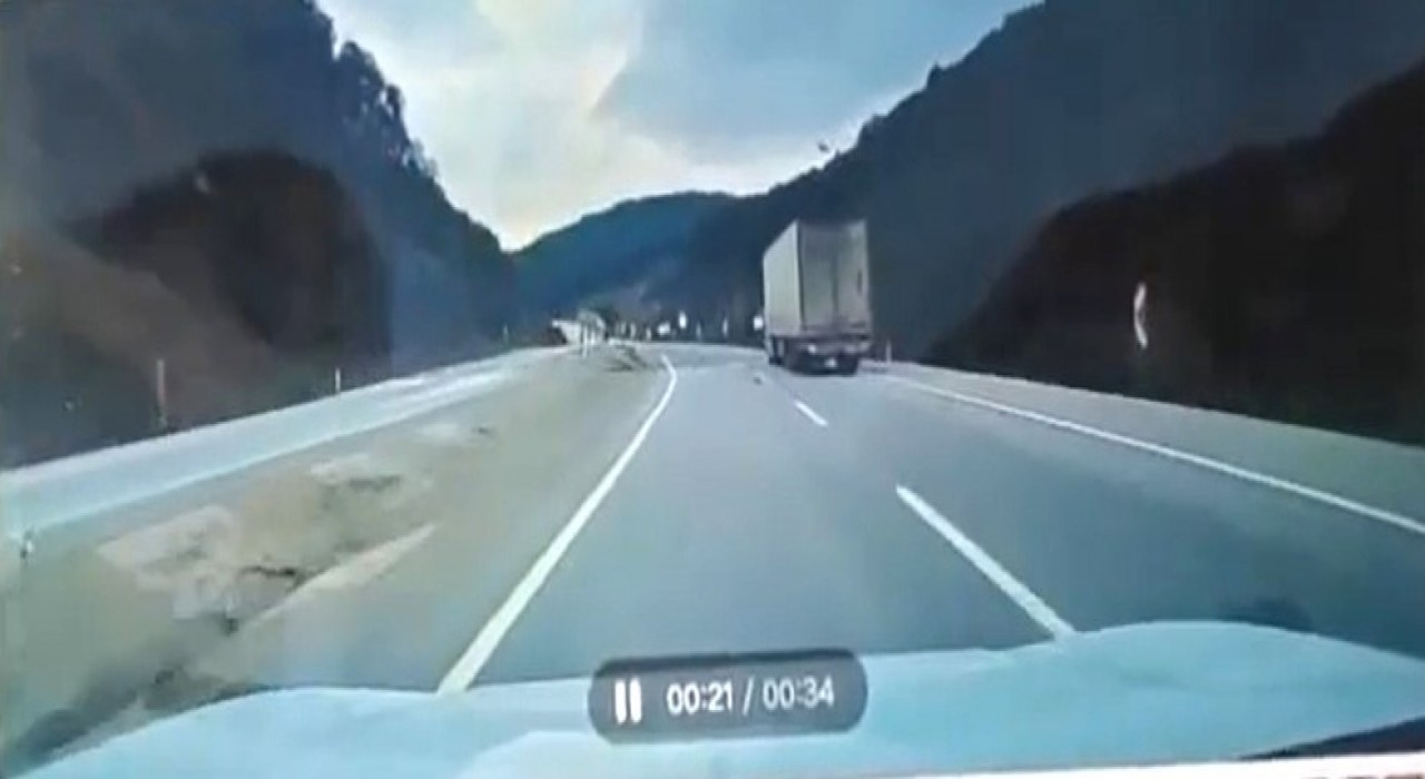Kütahyada tır otomobilin üzerine devrildi
