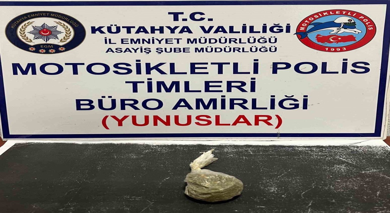 Kütahyada Yunus Timleri bir şahsın üzerinde uyuşturucu ele geçirdi