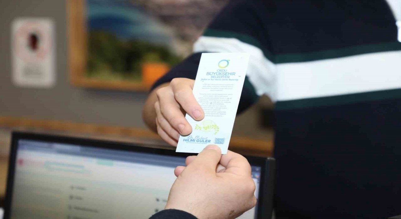 Kütüphaneye gelenlere kır çiçek tohumlu kitap ayraçları