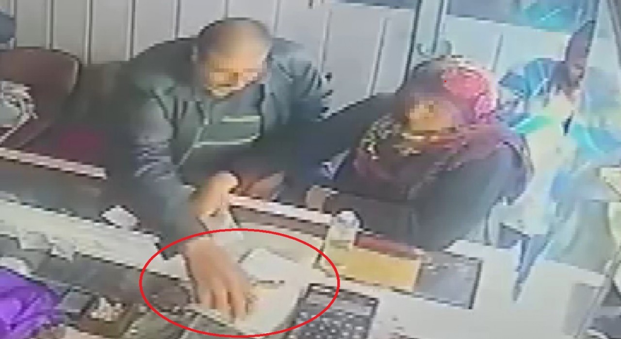 Kuyumcuda altın bakan şahıs kaşla göz arasında 100 bin TLlik altın bilekliği cebine attı