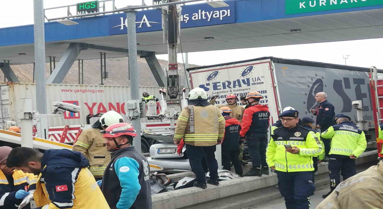 Kuzey Marmara Otoyolunda feci kaza: Otomobil tırın altına girdi, 4 kişi hayatını kaybetti