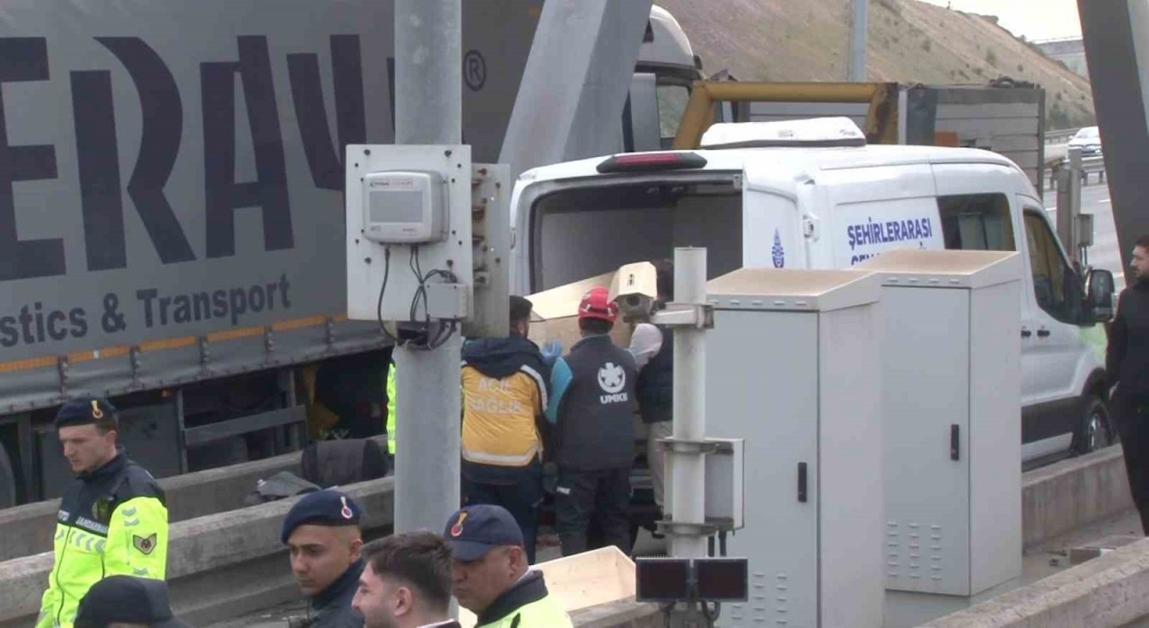 Kuzey Marmara Otoyolundaki kazada hayatını kaybedenlerin cenazeleri morga kaldırıldı