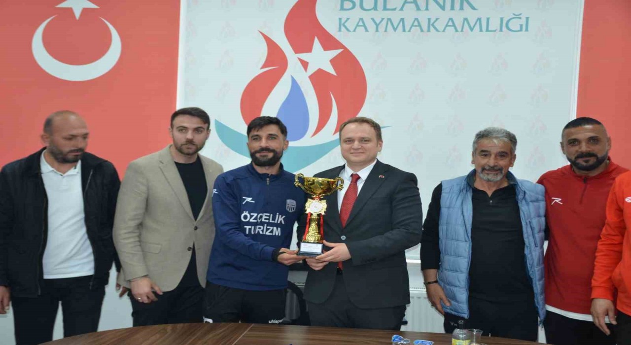 Lig şampiyonu Kopspor, kupasını Kaymakam Koşansuya takdim etti