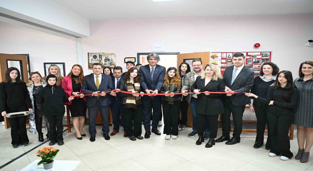 Lise öğrencileri Enver Ercanın kitapları ile yeni bir kütüphaneye kavuştu