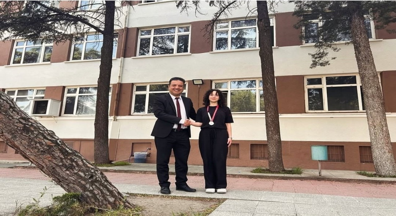 Lise Öğrencisi Betül Sarfından gururlandıran başarı