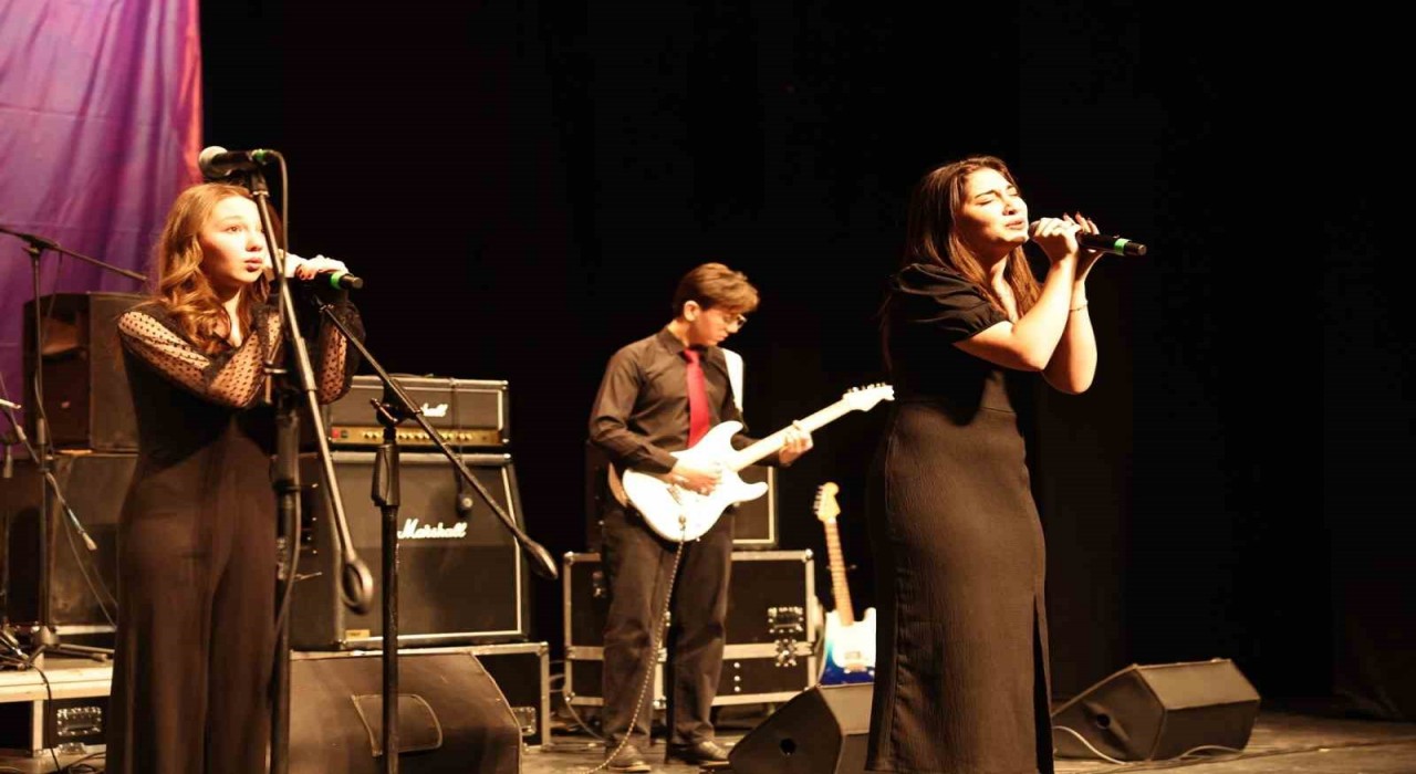 Liseli gençler müzik yeteneklerini sergiledi