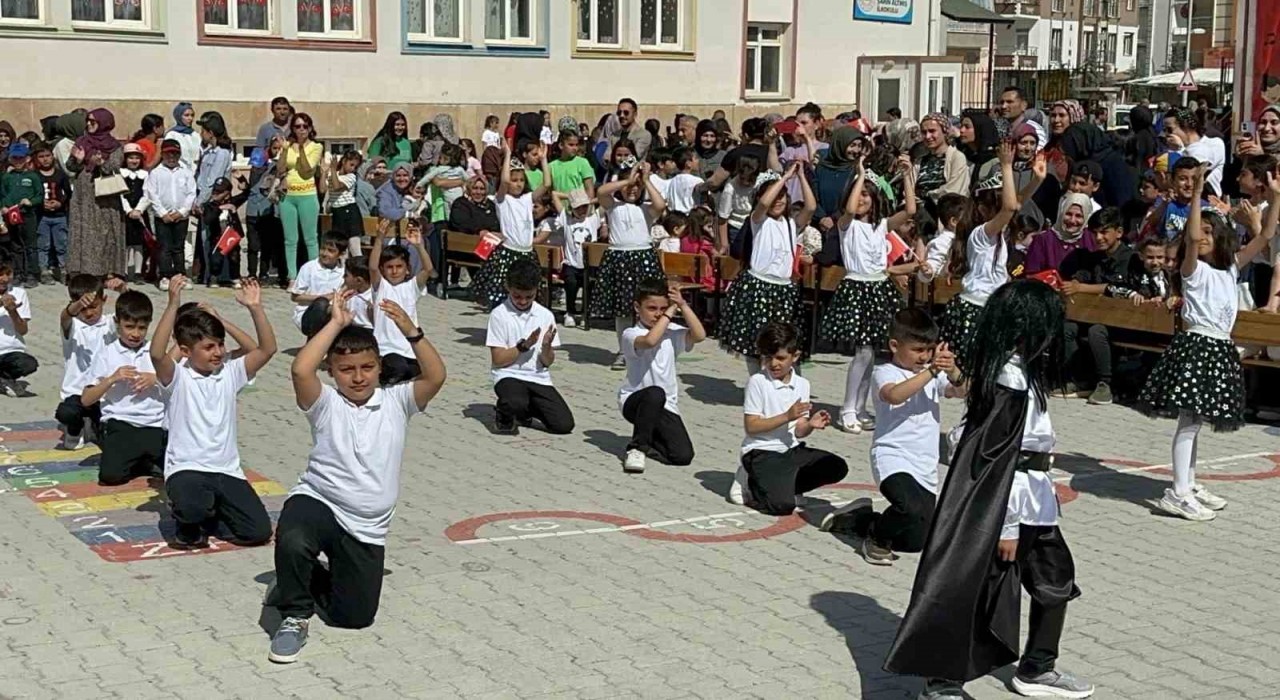 Malatyada 23 Nisan Coşkusu, minikler bayramlarını renkli etkinliklerle kutladı