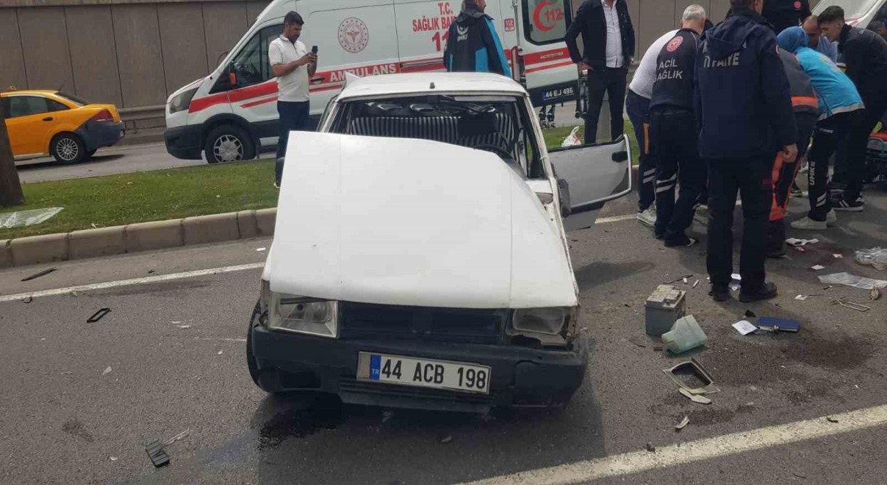 Malatyada çekici ile çarpışan Tofaş kağıt gibi ezildi: 8 yaralı