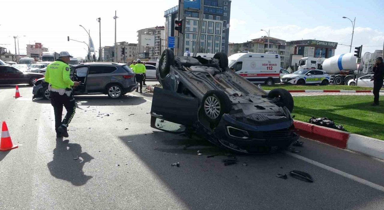 Malatyada cip ile çarpışan otomobil ters döndü: 2 yaralı