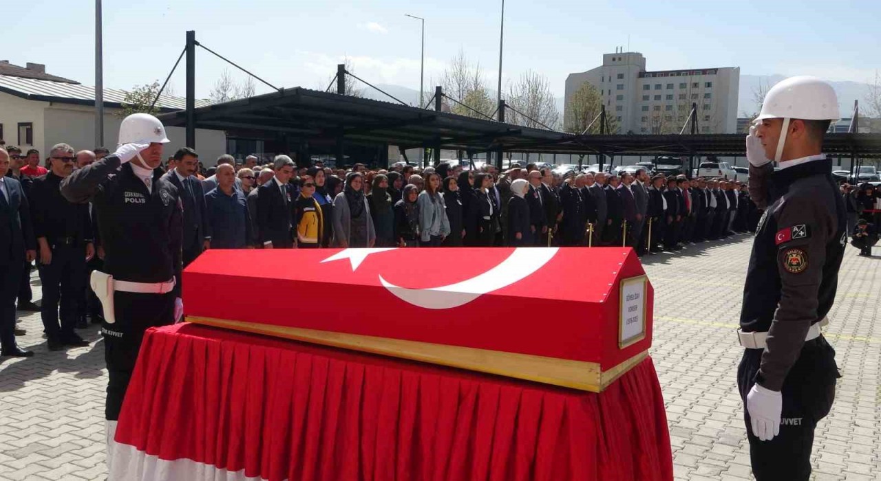 Malatyada kalp krizi geçiren komiserin naaşı törenle memleketine uğurlandı