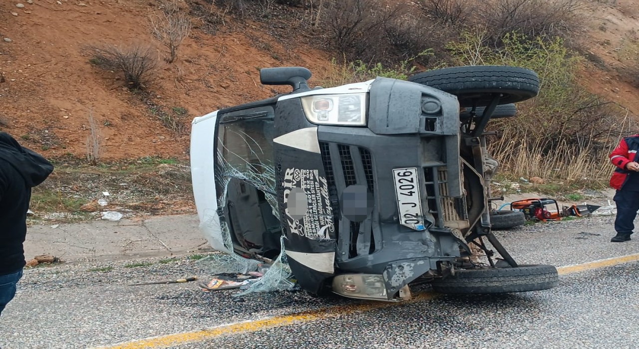 Malatyada kontrolden çıkan minibüs devrildi: 5 yaralı