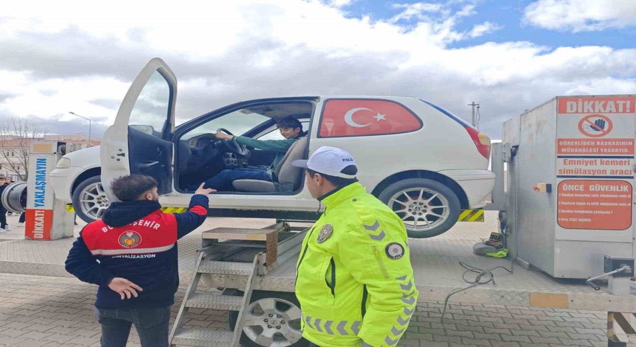 Malatyada öğrencilere simülasyonla emniyet kemeri farkındalığı