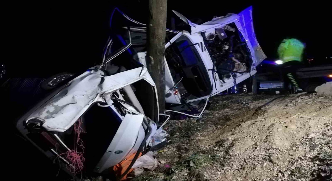 Malatyada otomobil aydınlatma direğine çarptı: 1 ölü, 2 yaralı